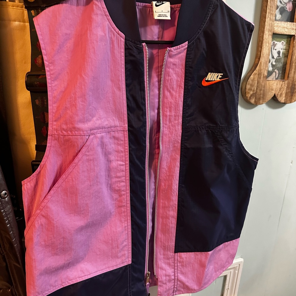 Vintage (Like New) Nike Navy and Pink Zip-Up Vest